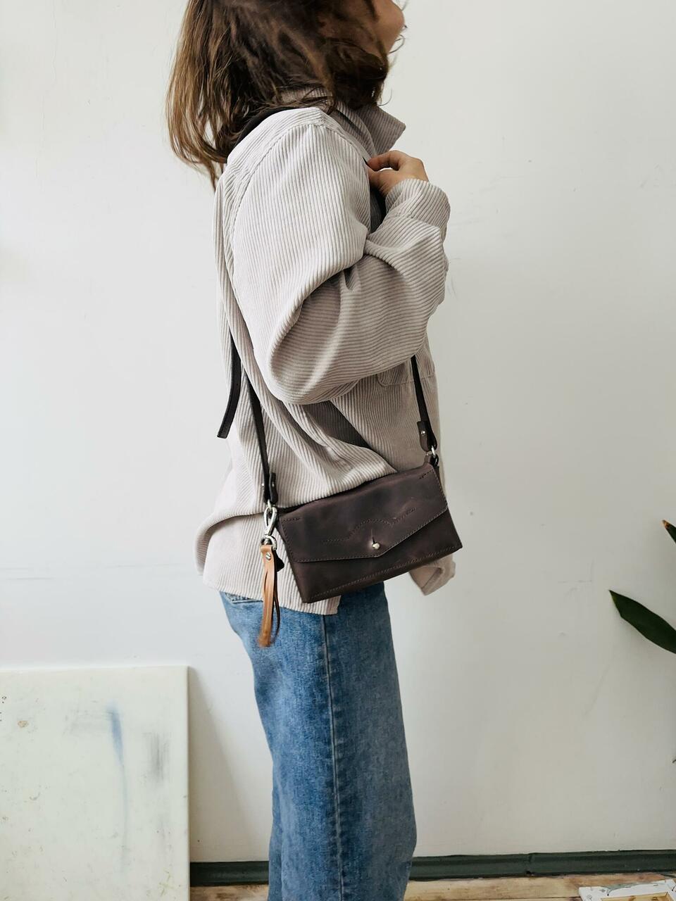 Woman wearing a stylish crossbody leather bag, ideal for daily use, traveling, and special occasions. Perfect gift idea.